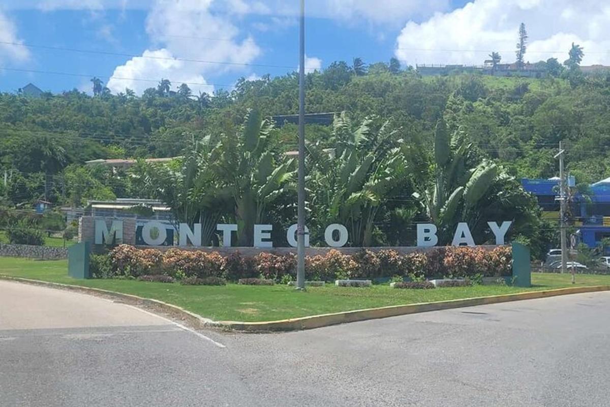et skilt til et Montego Bay-skilt på siden af en vej