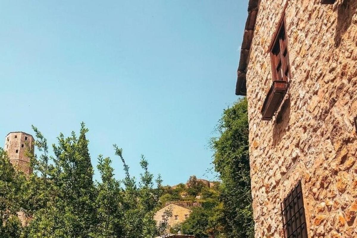 opečnata stavba z oknom in stolpom