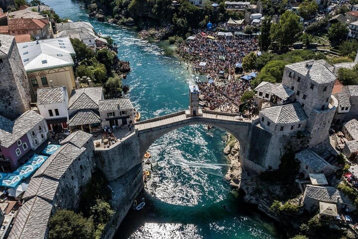 una vista aérea de un puente sobre un río