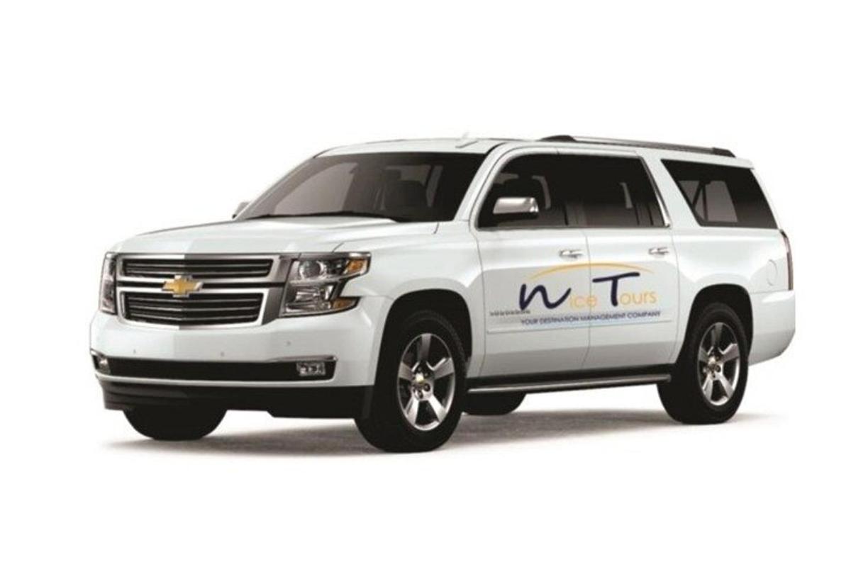Una Chevrolet Silverado blanca estacionada