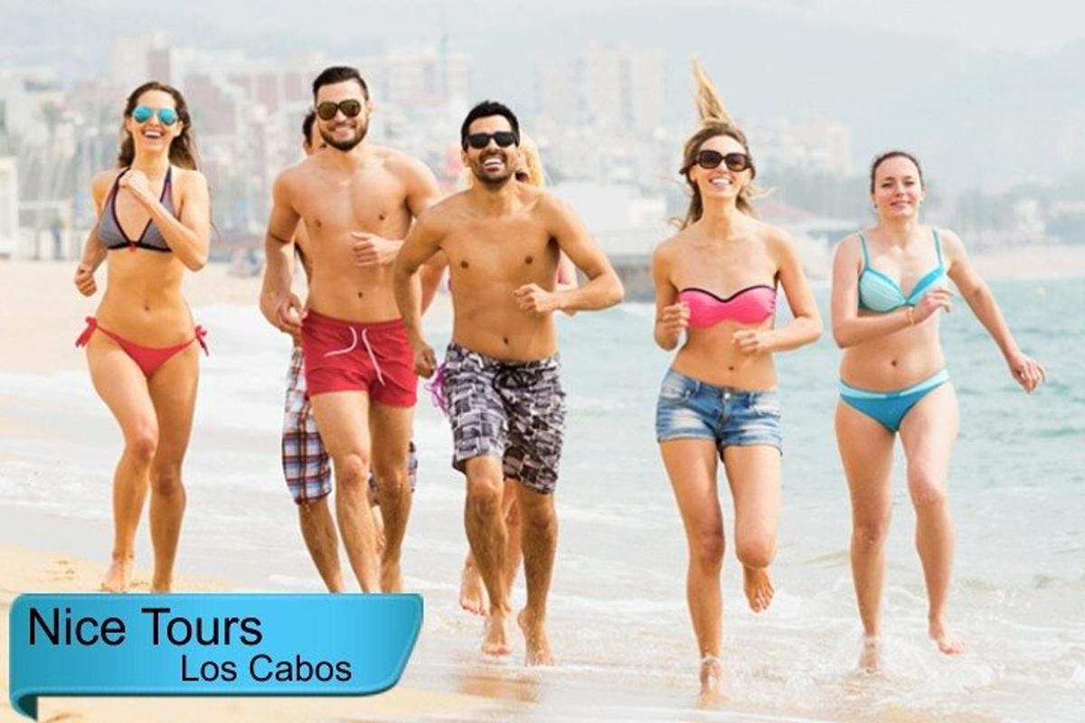 un grupo de personas caminando por la playa