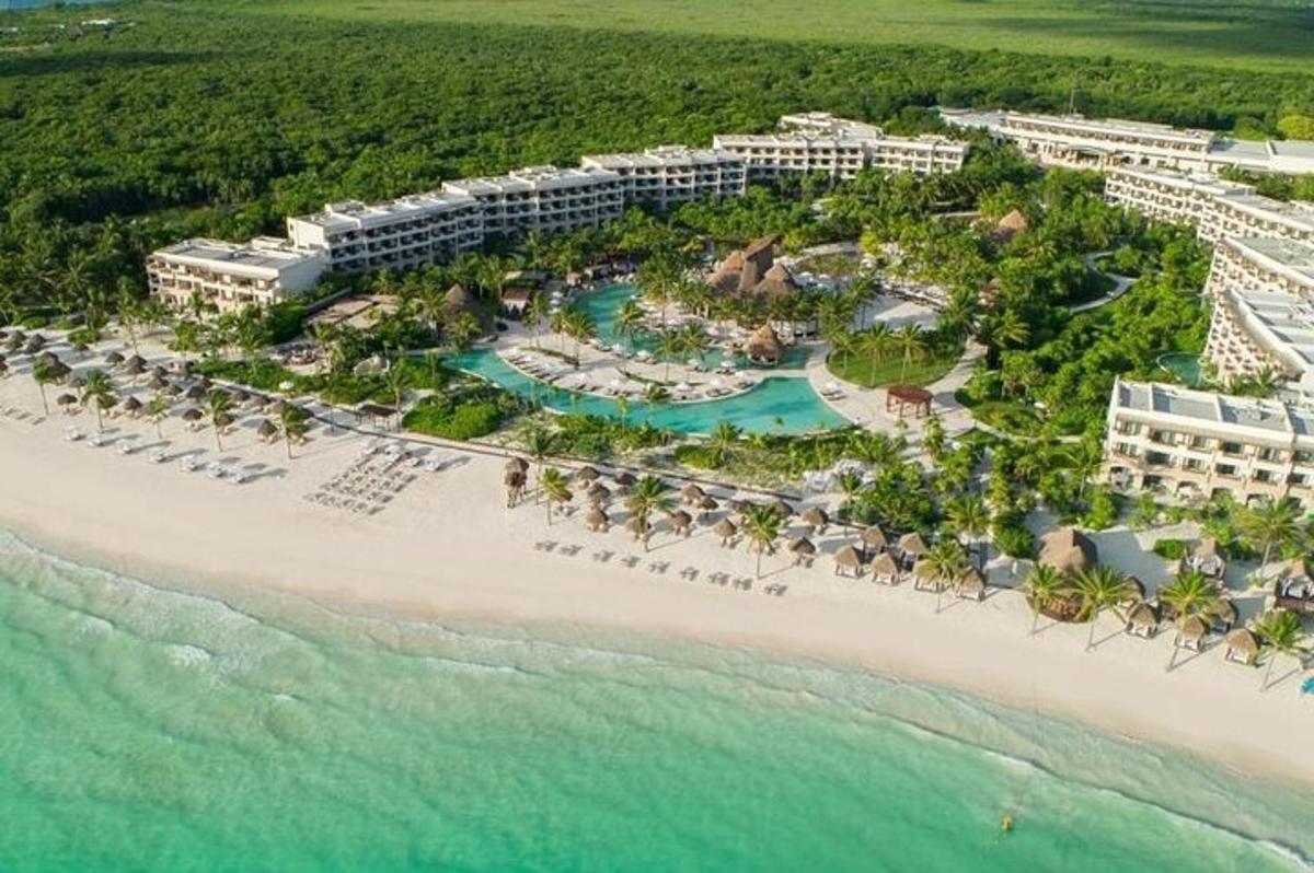 una vista aerea di un resort sulla spiaggia