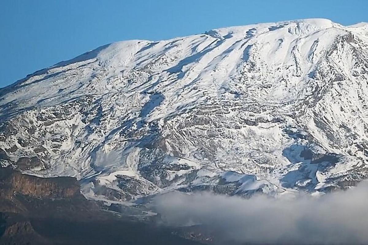 uma vista aérea de uma montanha coberta de neve