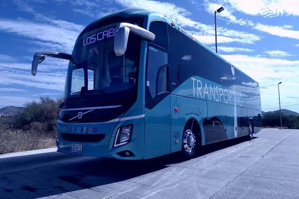 Un autobús azul de dos pisos estacionado en una carretera
