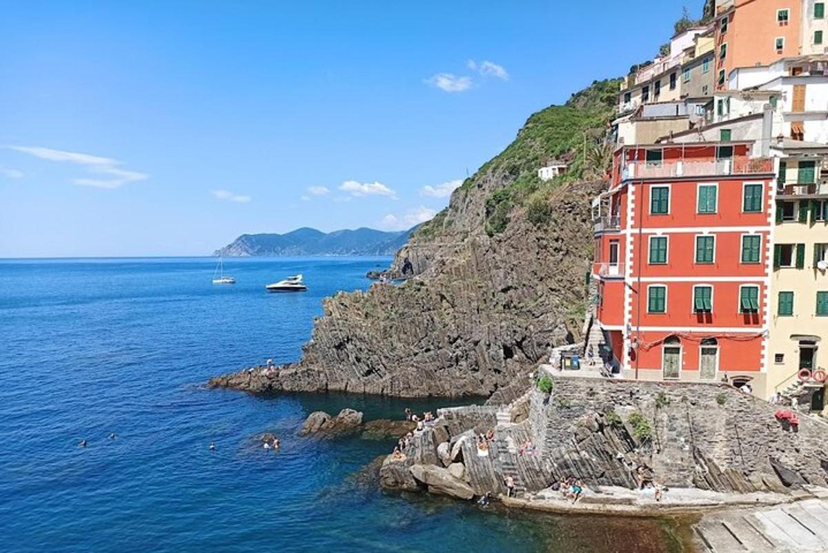 um edifício na encosta de um penhasco próximo à água