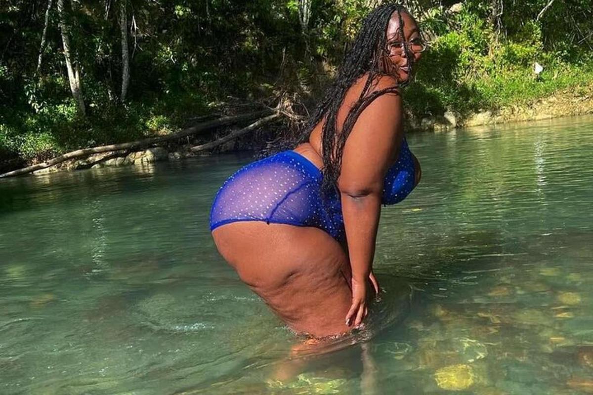 eine Frau, die im Wasser eines Flusses steht