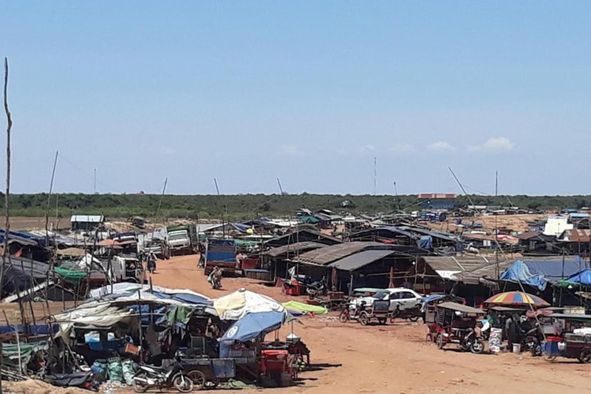 sekelompok tenda dan mobil di tempat parkir