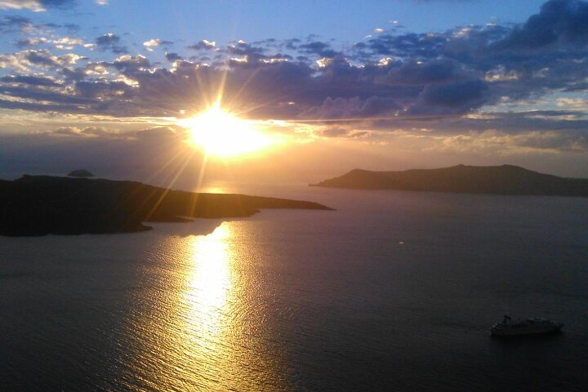 un sole che tramonta su un grande specchio d'acqua