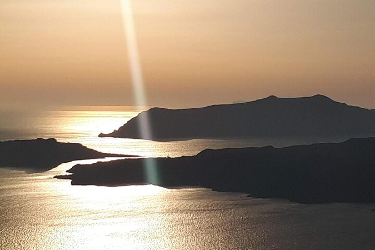 un tramonto su uno specchio d'acqua con una montagna