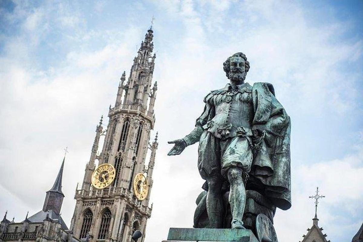 socha před budovou s hodinovou věží