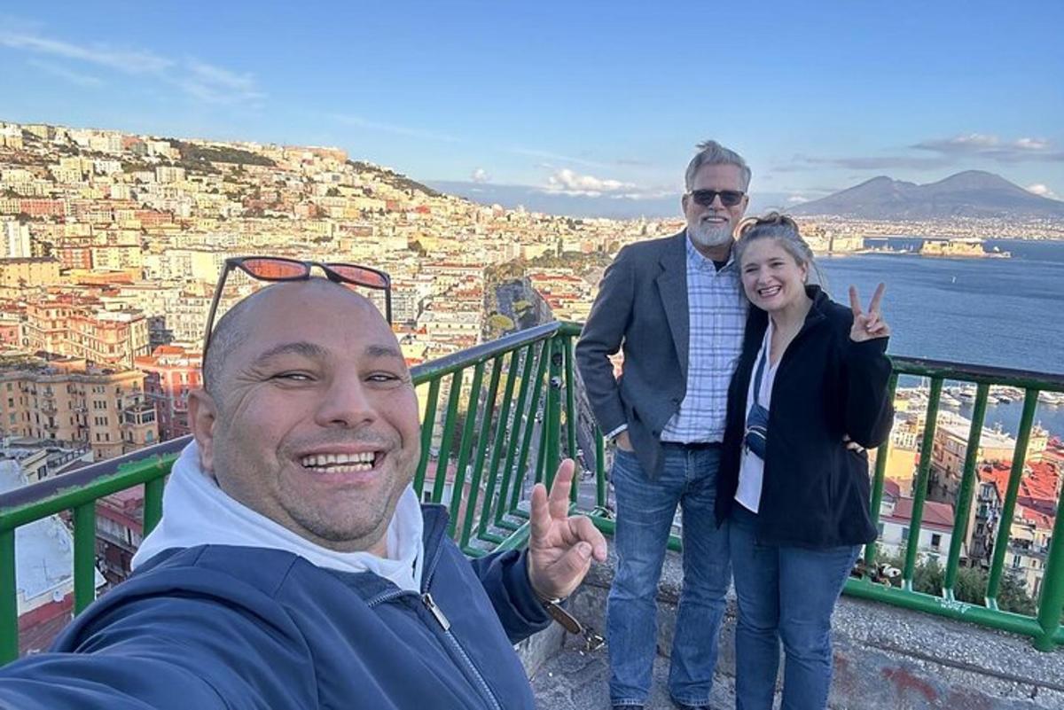 ένας άντρας και μια γυναίκα που στέκονται σε ένα μπαλκόνι