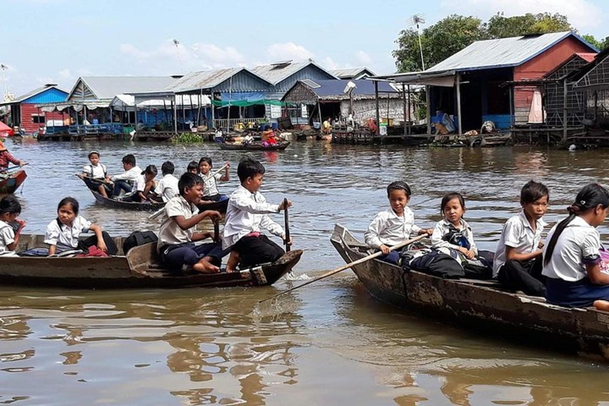 sekelompok anak-anak menaiki perahu di atas air