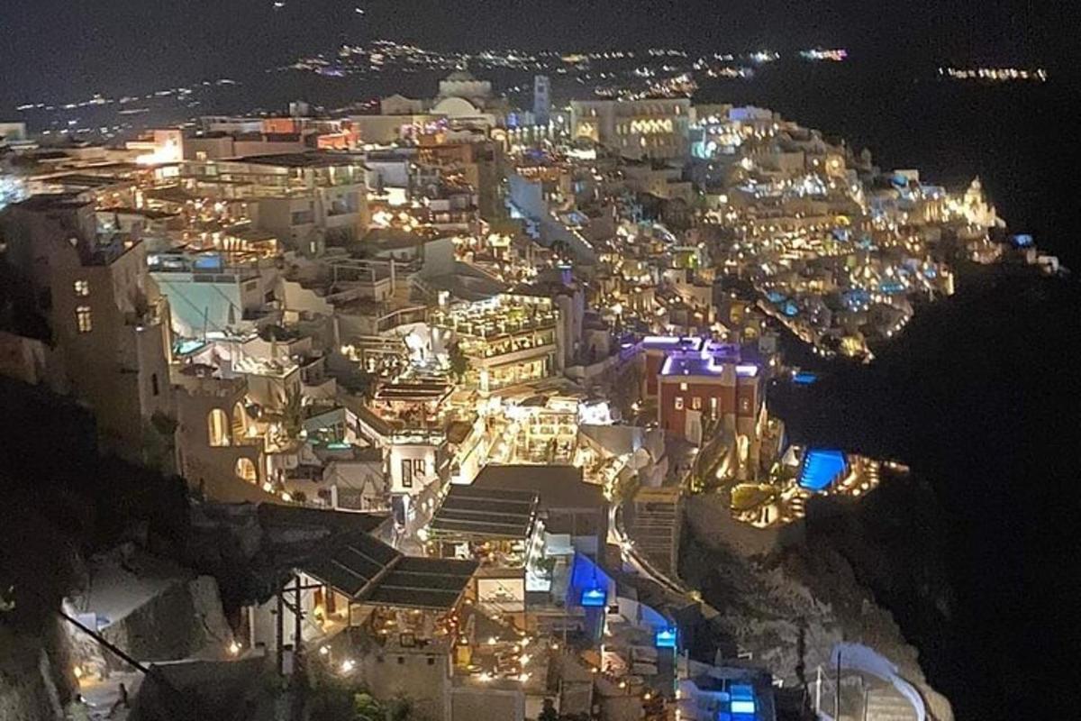 una vista di una città di notte con le luci