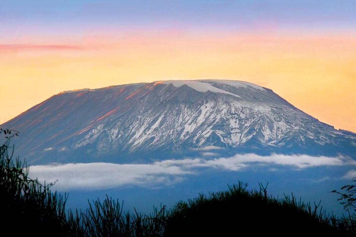 gunung yang dilitupi salji dengan awan di hadapannya