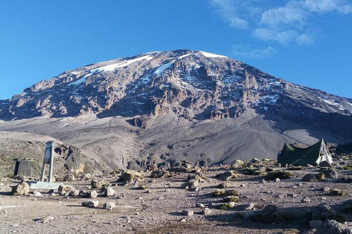 gunung dengan khemah di hadapannya