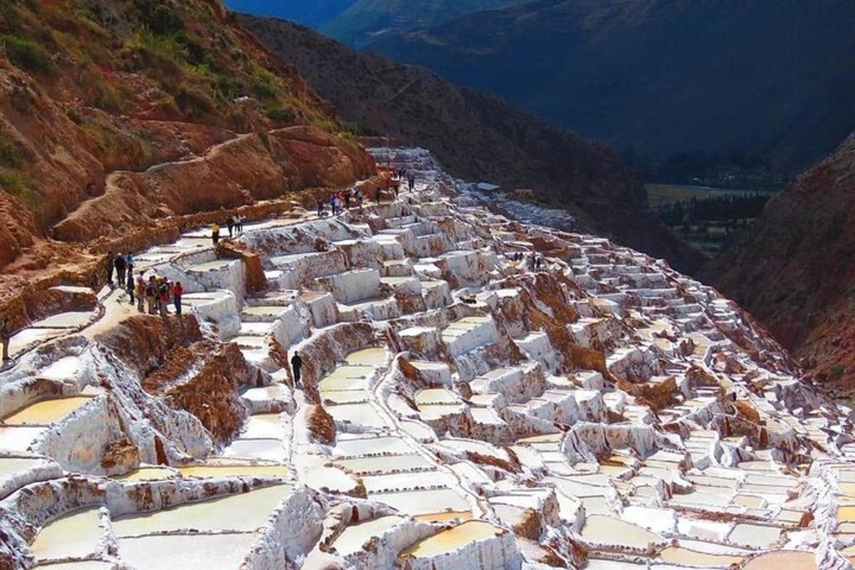 et snødekt fjell med folk som står på det