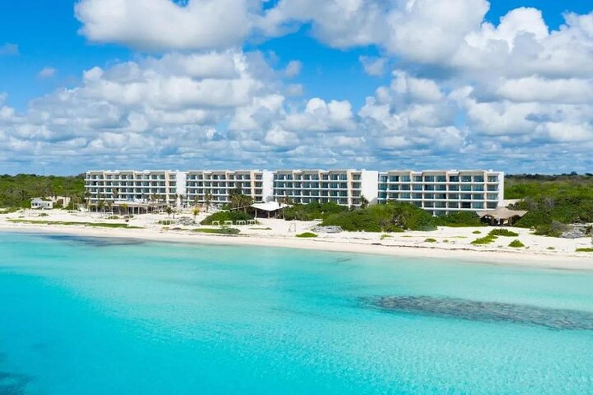 una vista di un hotel sulla spiaggia