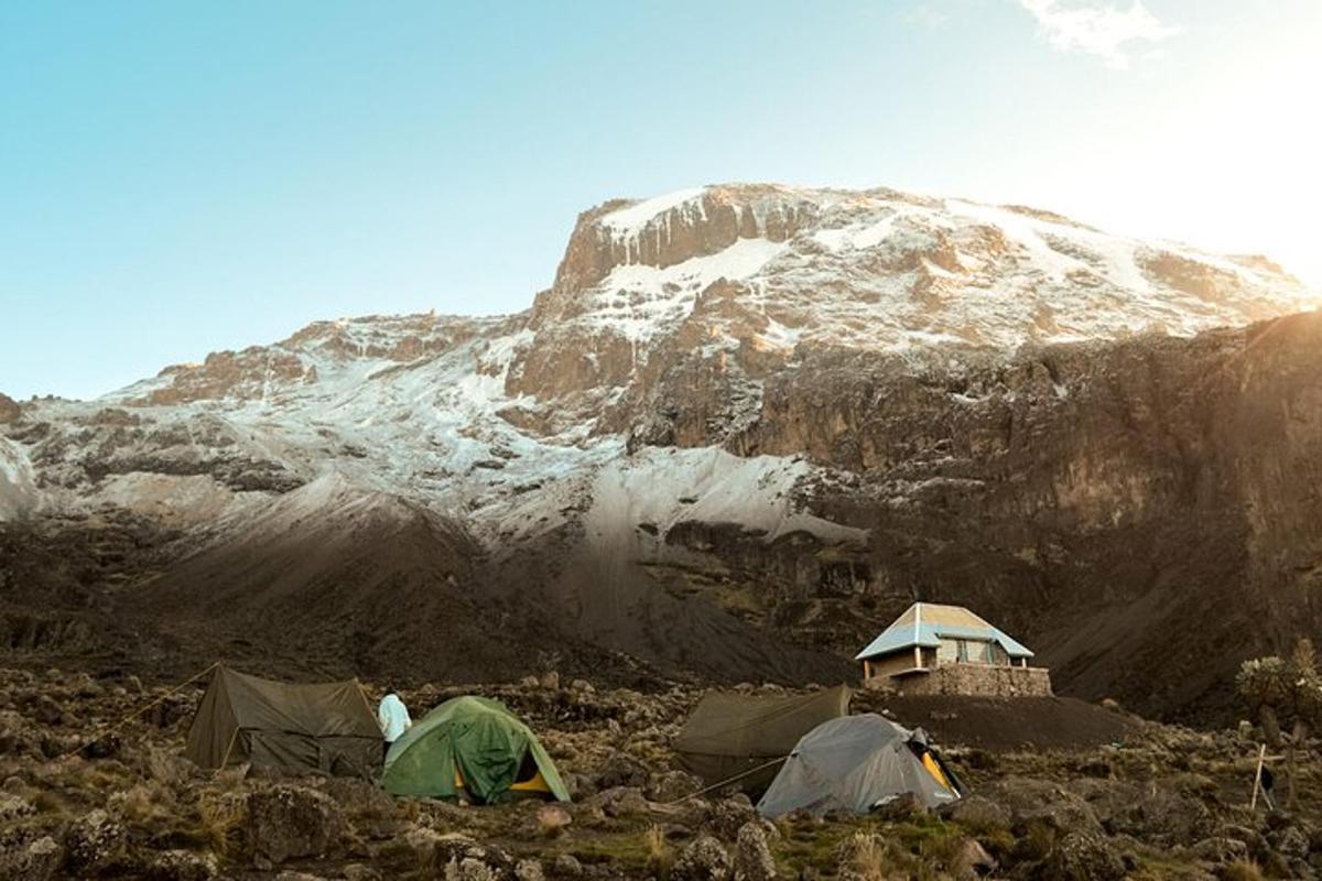 en gruppe telt foran et fjell