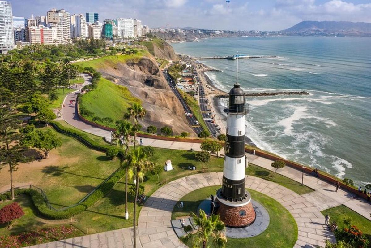 um farol na praia ao lado do oceano