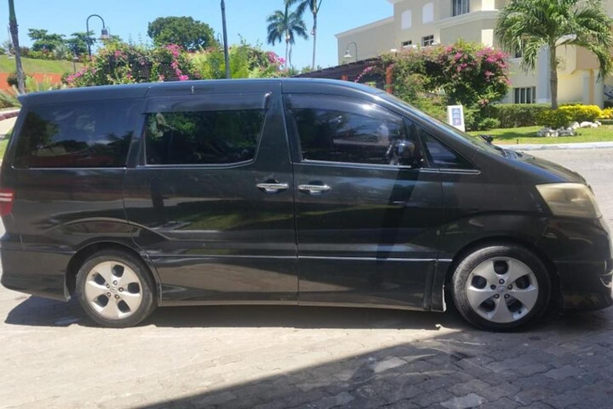 un furgone nero parcheggiato in un parcheggio