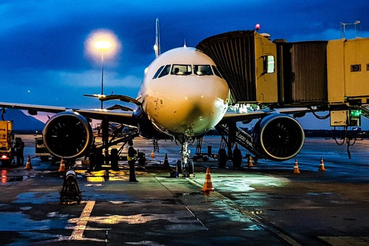 Flugvél er lagt á flugbraut að nóttu til