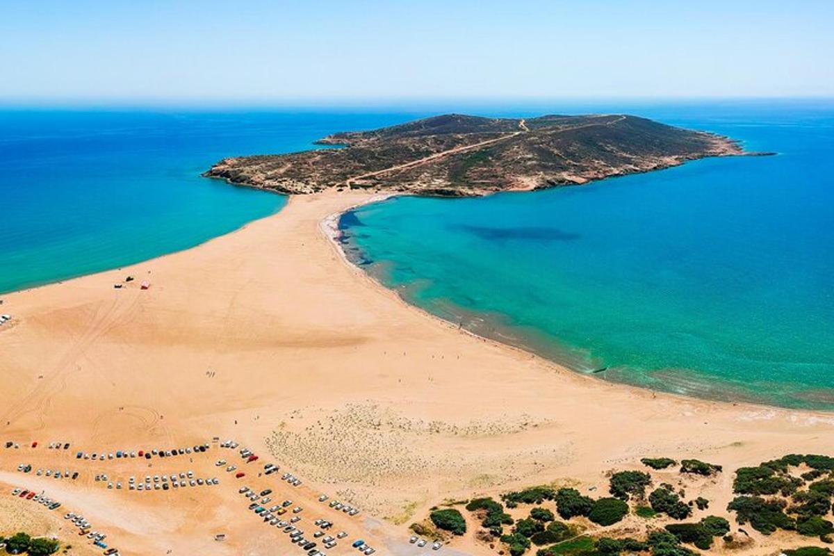 uma vista aérea de uma praia e do oceano