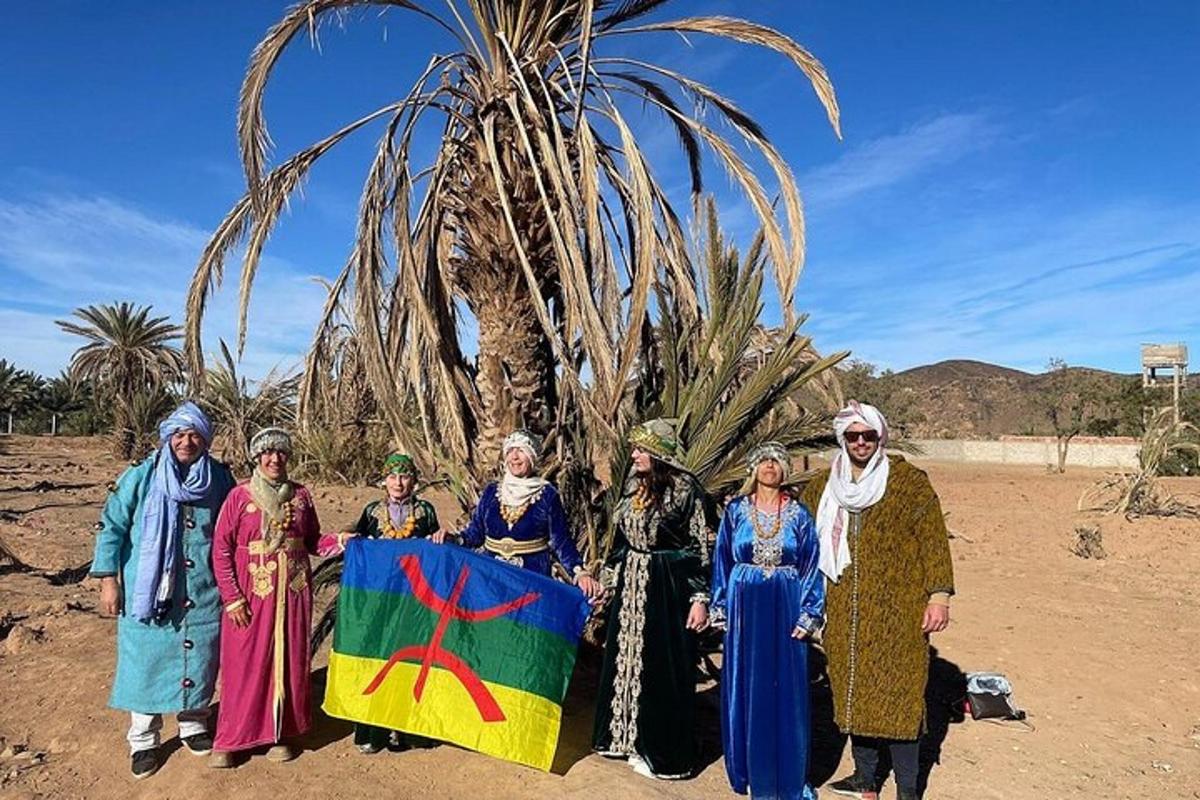 um grupo de mulheres em pé em frente a uma palmeira
