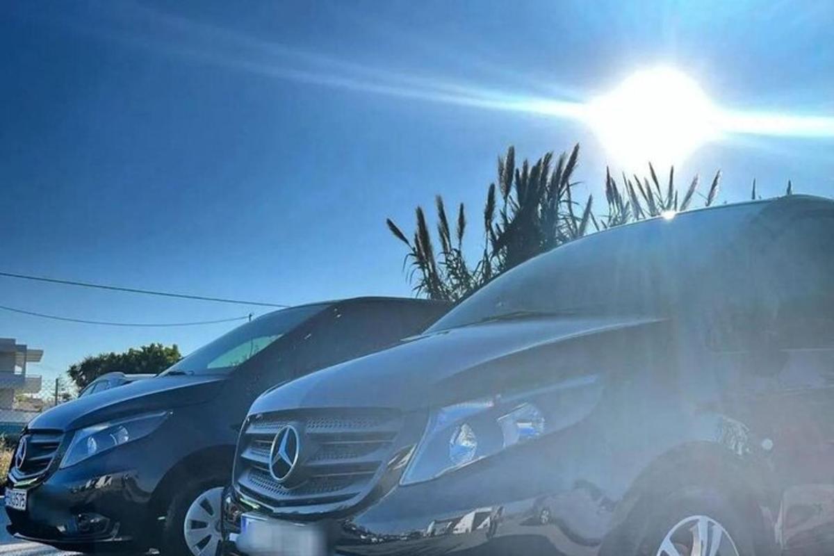 dvě auta zaparkovaná vedle sebe na parkovišti