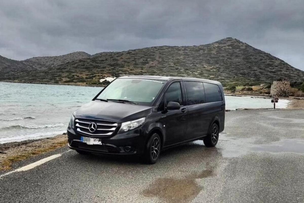 Černá dodávka zaparkovaná na silnici u oceánu