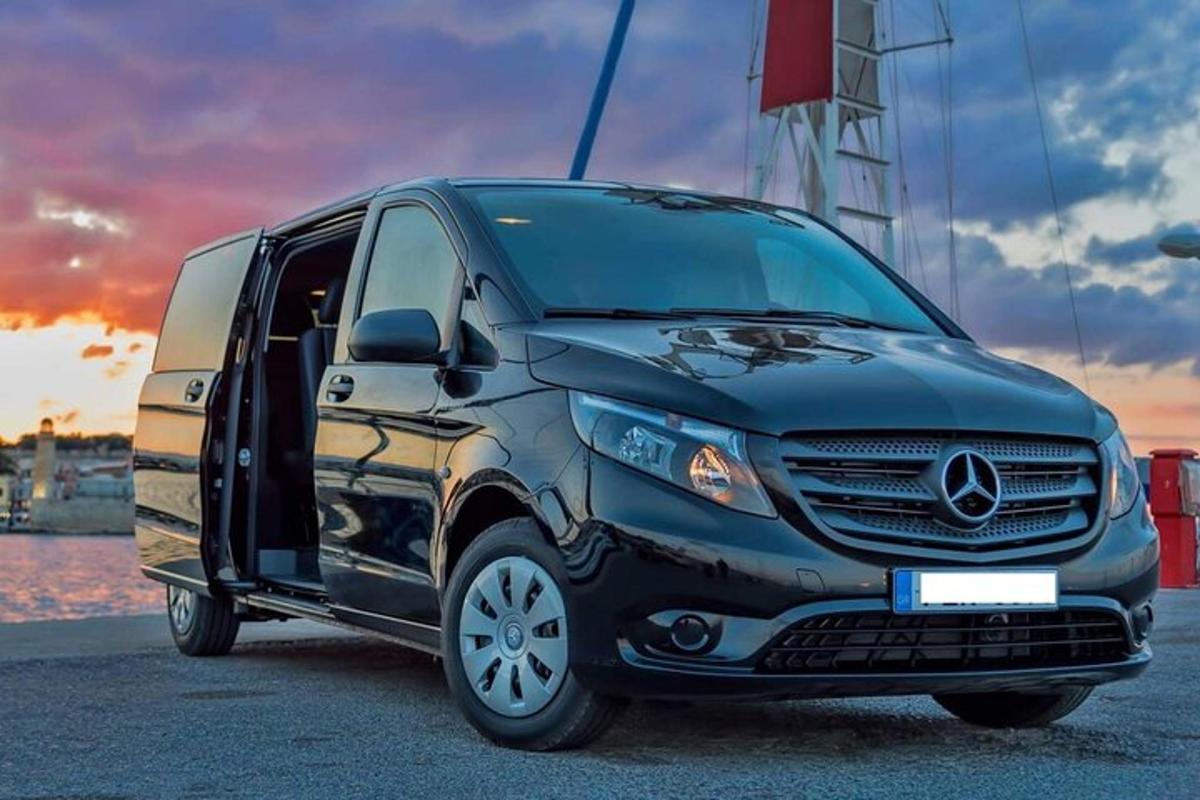dodávka Mercedes Benz zaparkovaná na parkovišti