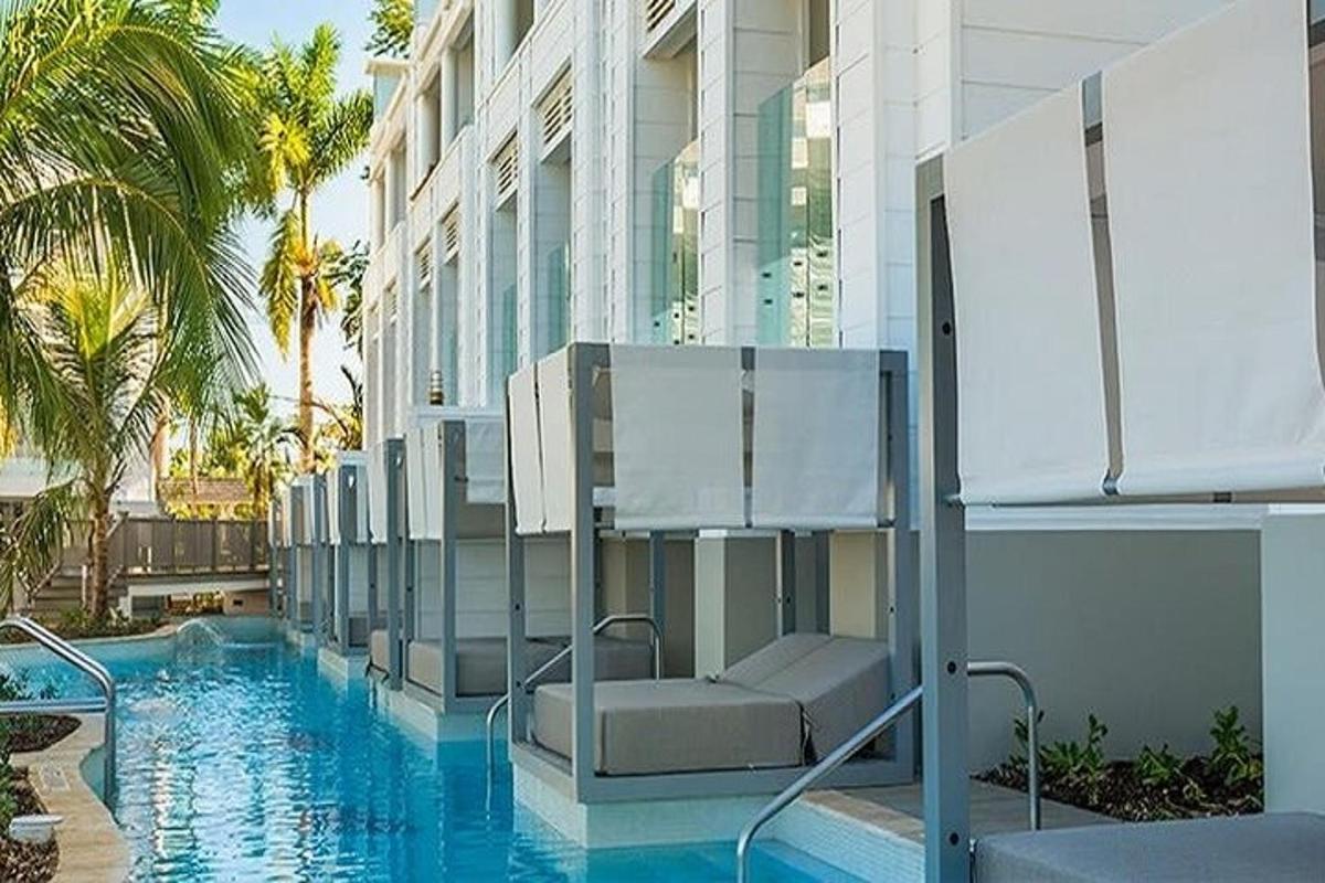 un hotel cu piscină în fața unei clădiri