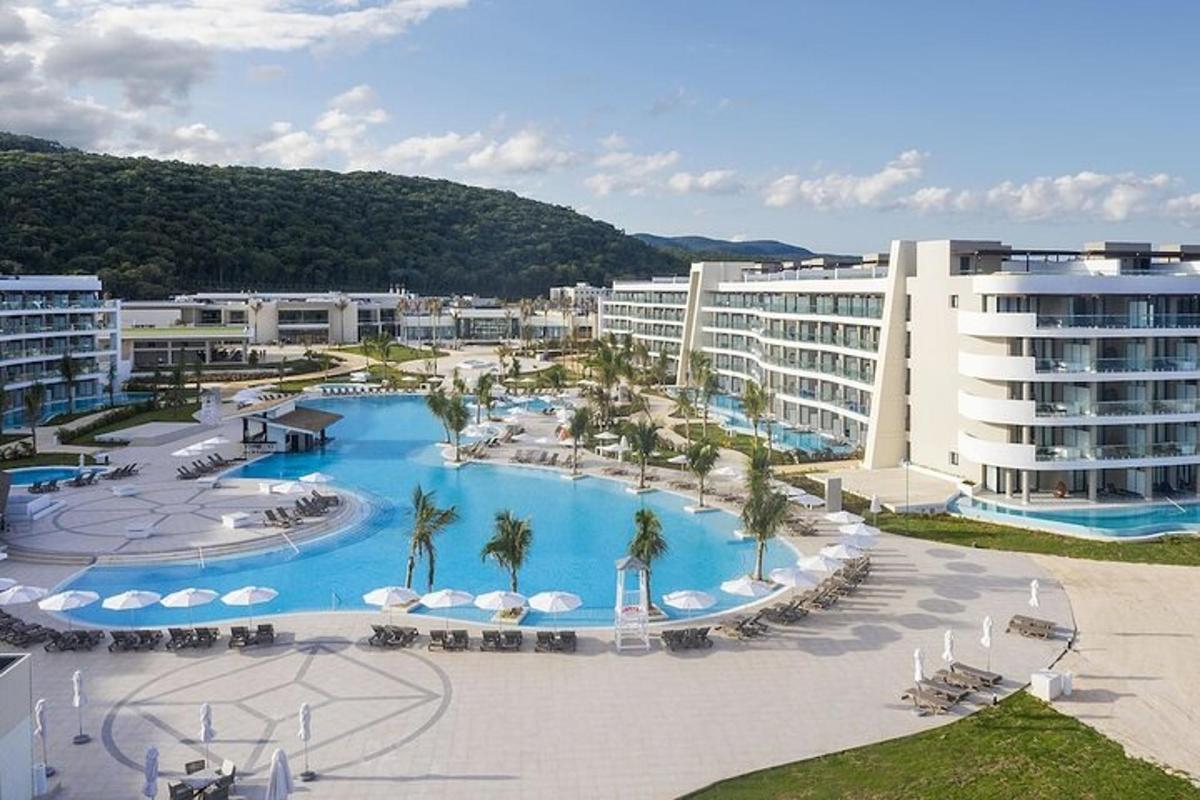 vista aèria d'un complex turístic amb piscina