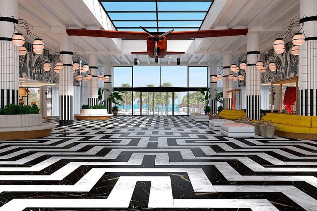 um lobby com ventilador de teto e piso xadrez