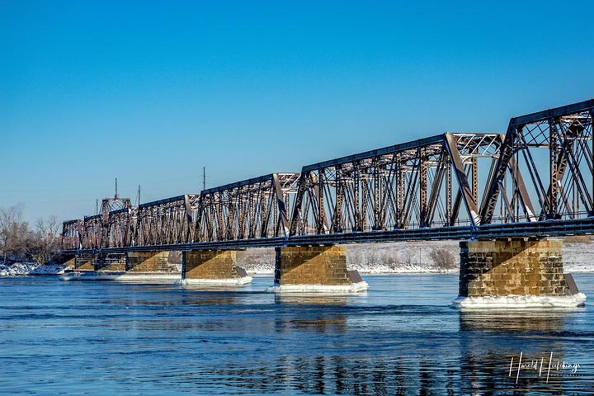 kereta api melintasi jembatan di atas sungai