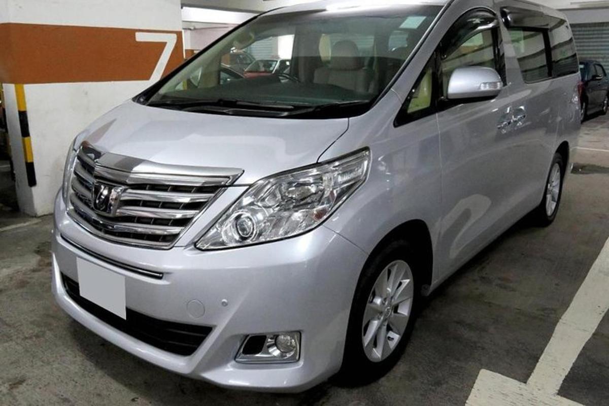 sebuah van perak diletakkan di tempat letak kereta