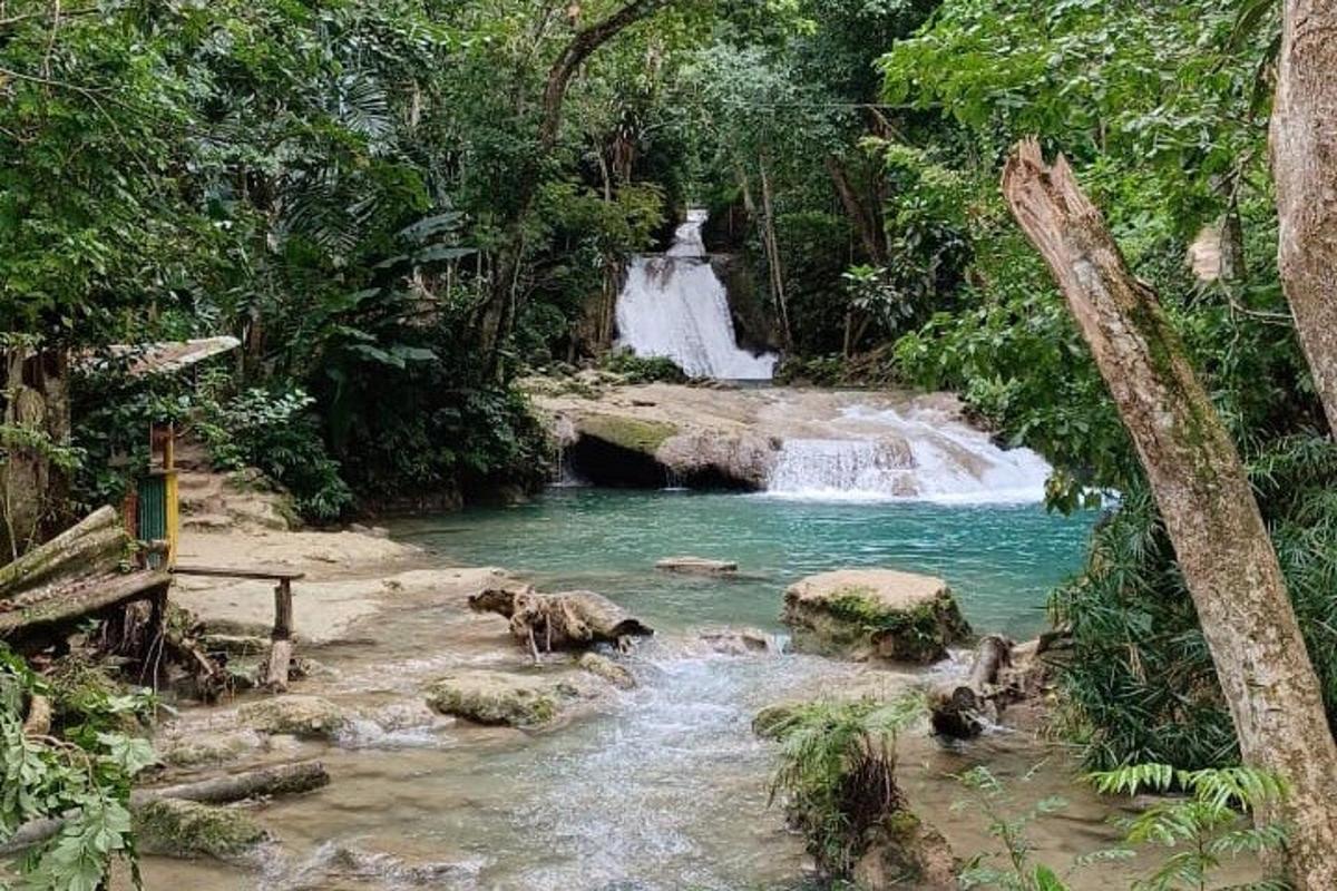 una cascata in mezzo a un fiume con rocce