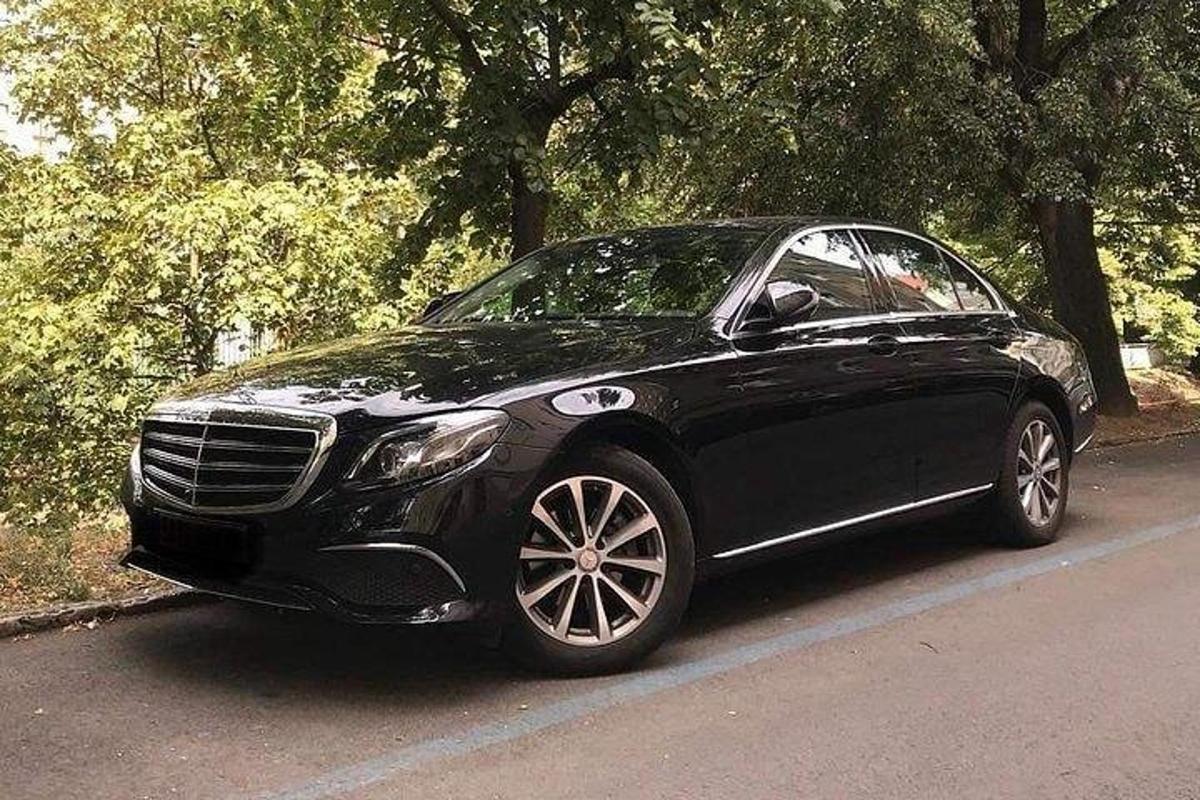 tee äärde pargitud must auto