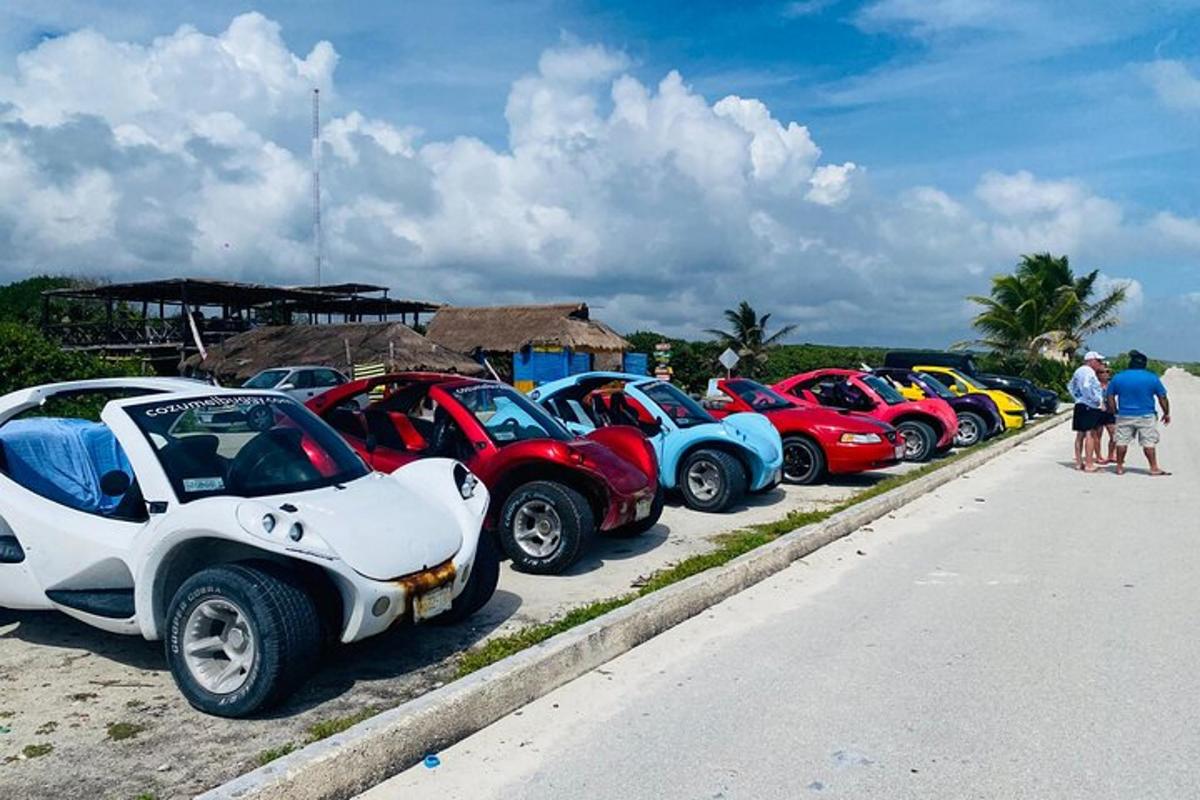 uma fileira de carros estacionados na beira de uma estrada