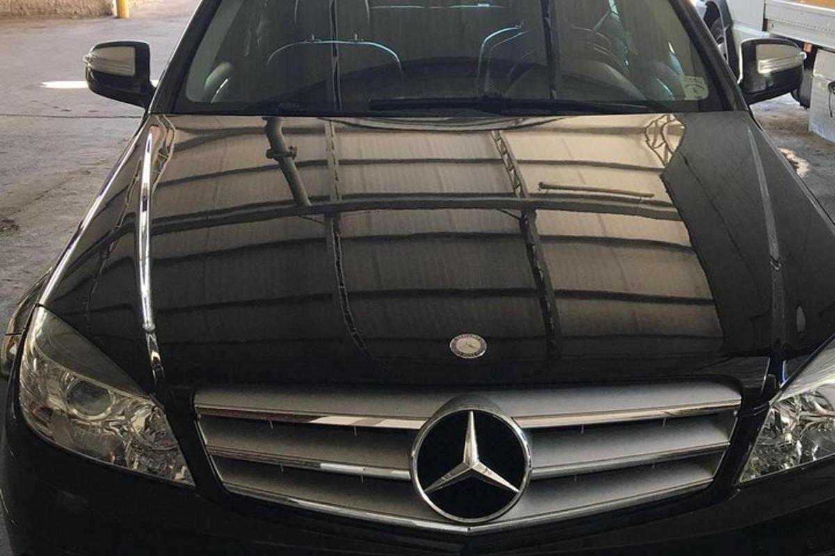 auto Mercedes Benz s otvorenou kapotou