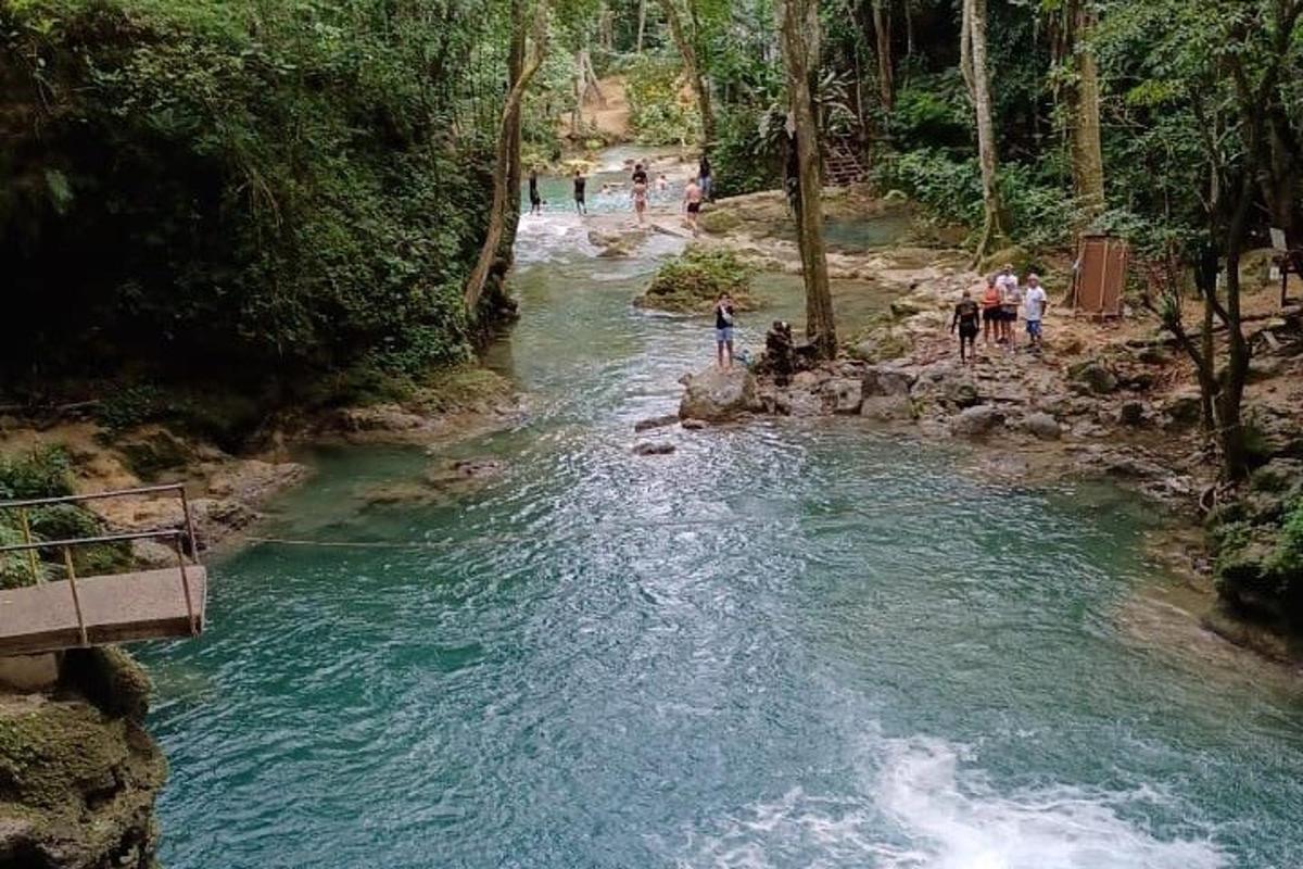 sekelompok orang yang berdiri di sisi sungai