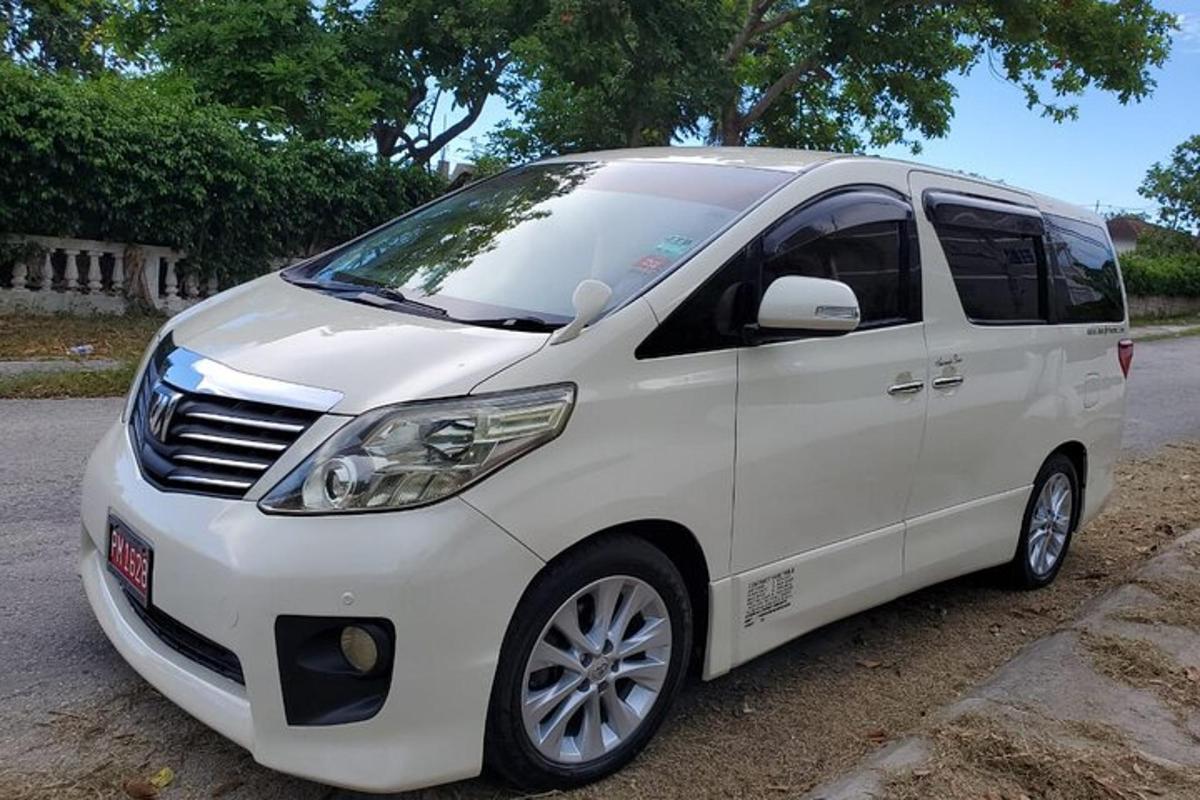 một chiếc xe tải màu trắng đỗ bên lề đường