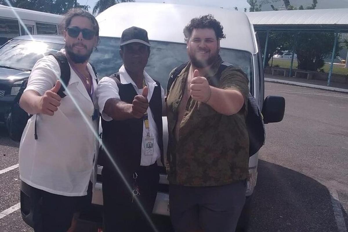 un groupe de trois hommes debout à côté d'une camionnette