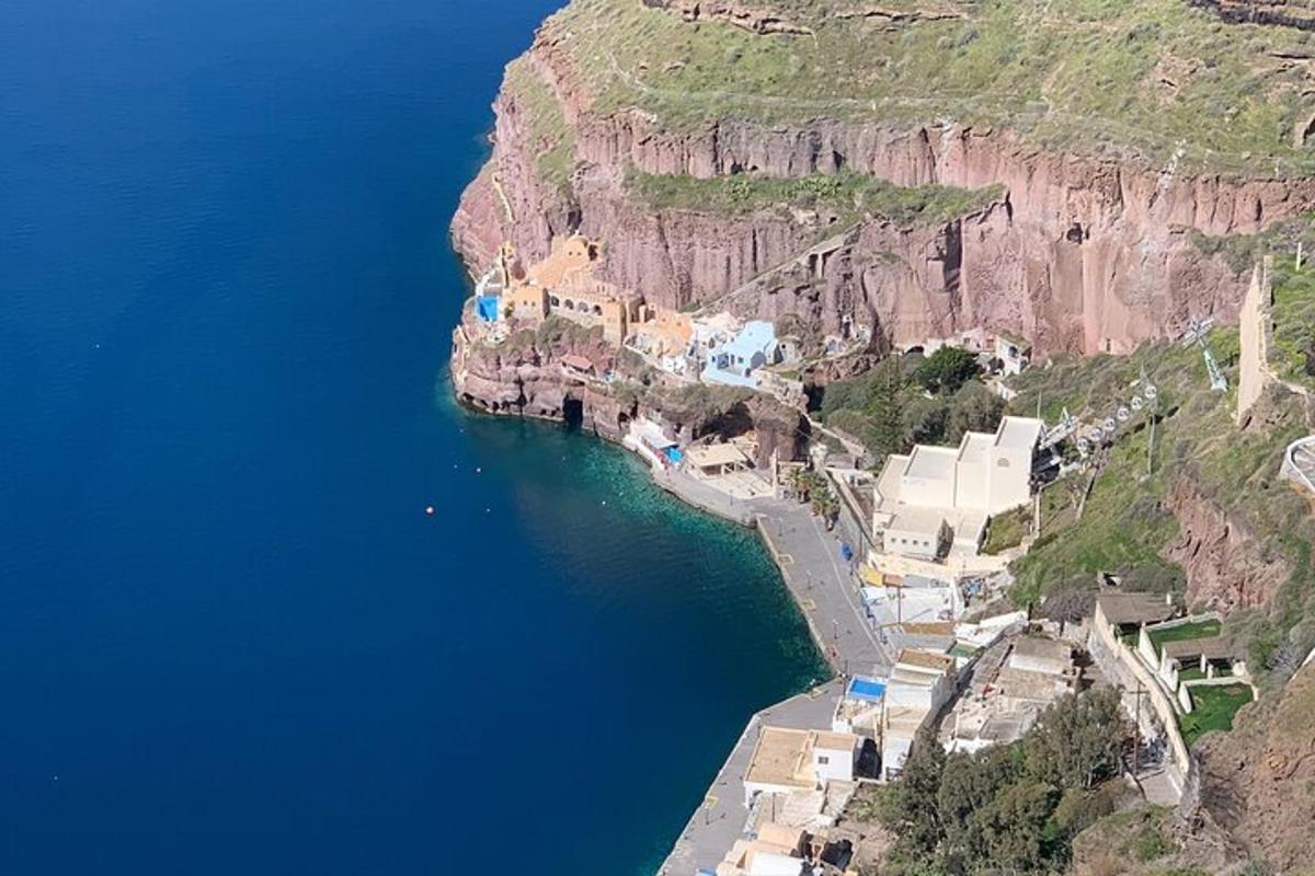 μια εναέρια άποψη ενός υδάτινου σώματος σε έναν απότομο βράχο