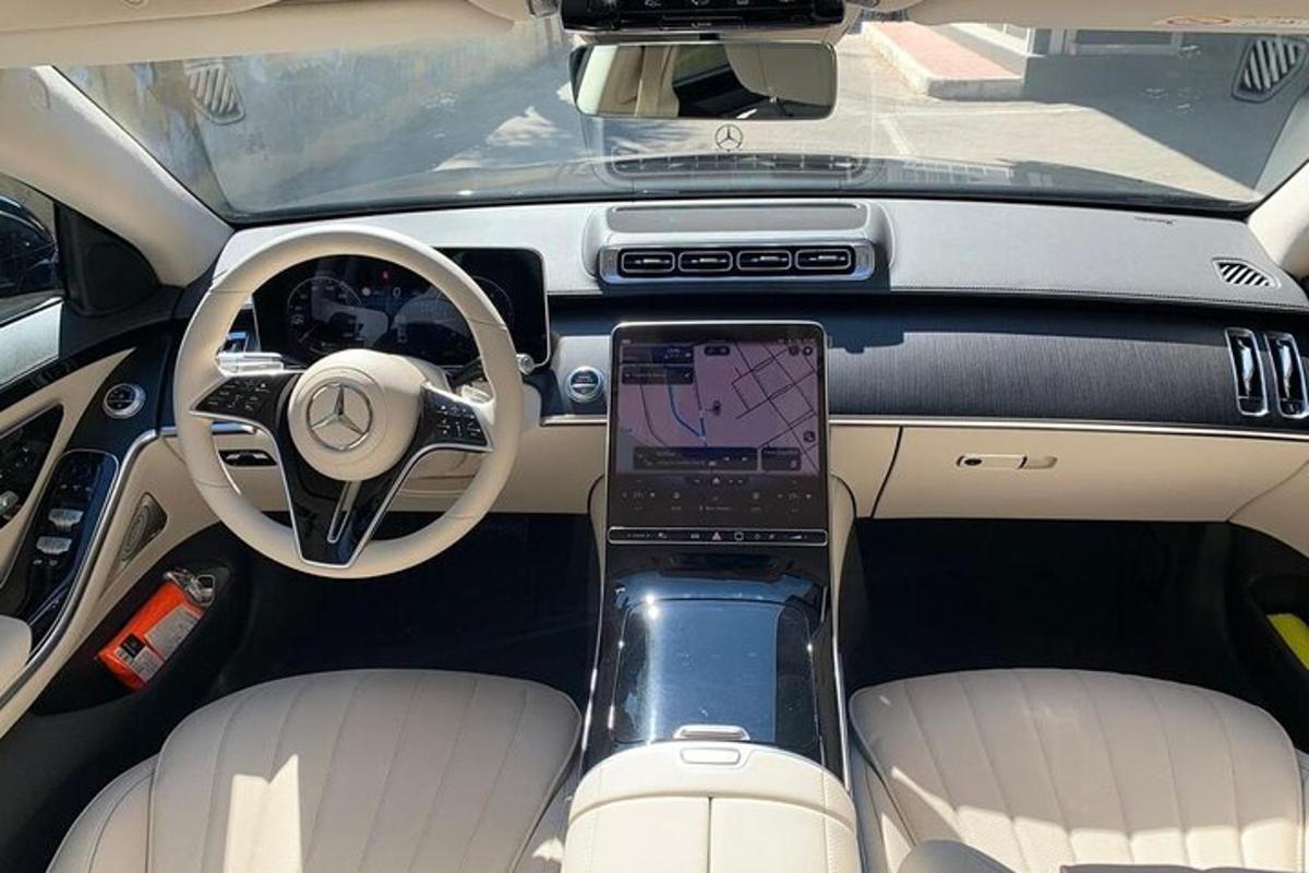 Útsýni yfir innréttingu Acedes Benz bíls með fartölvu