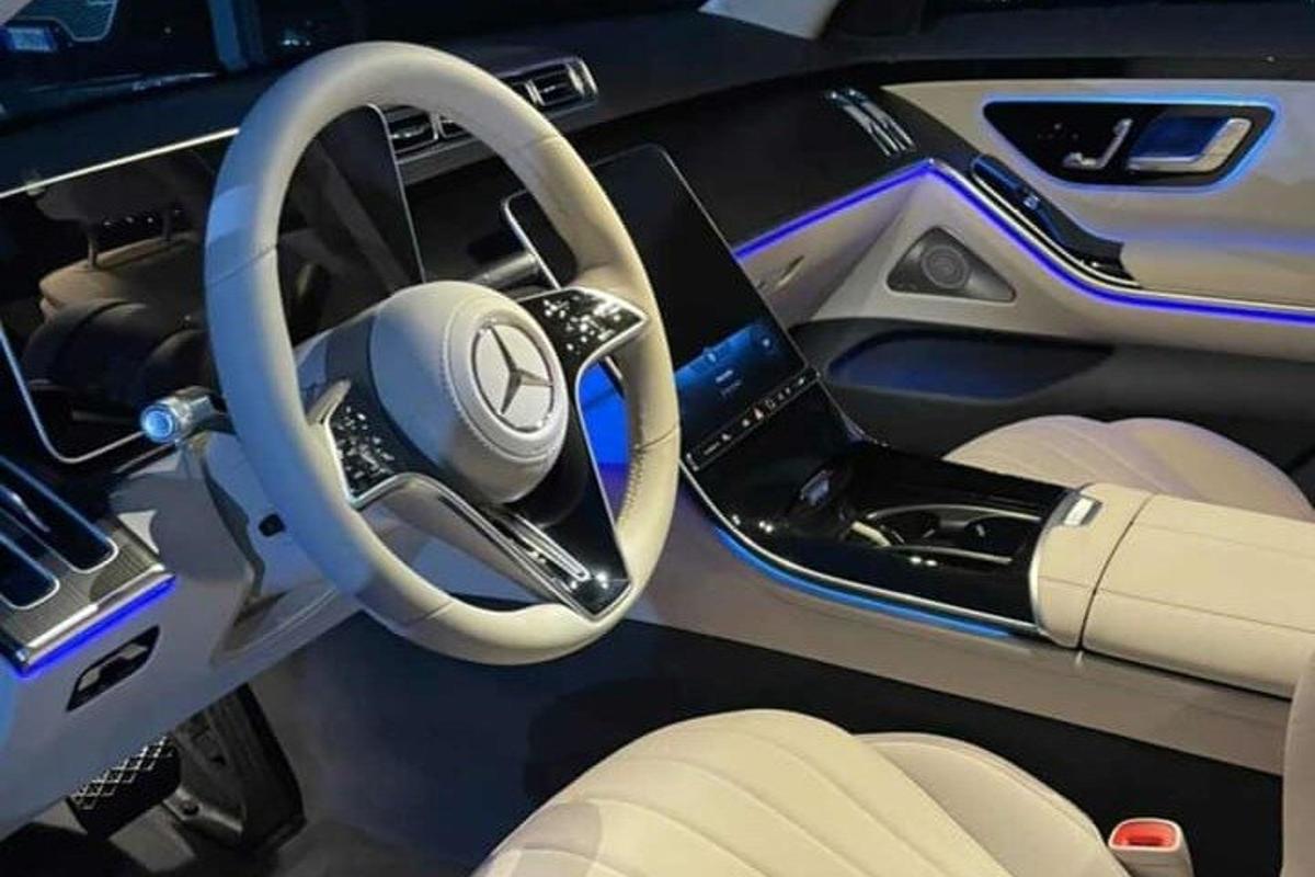 een blik op het stuur van een Acedes Benz-auto