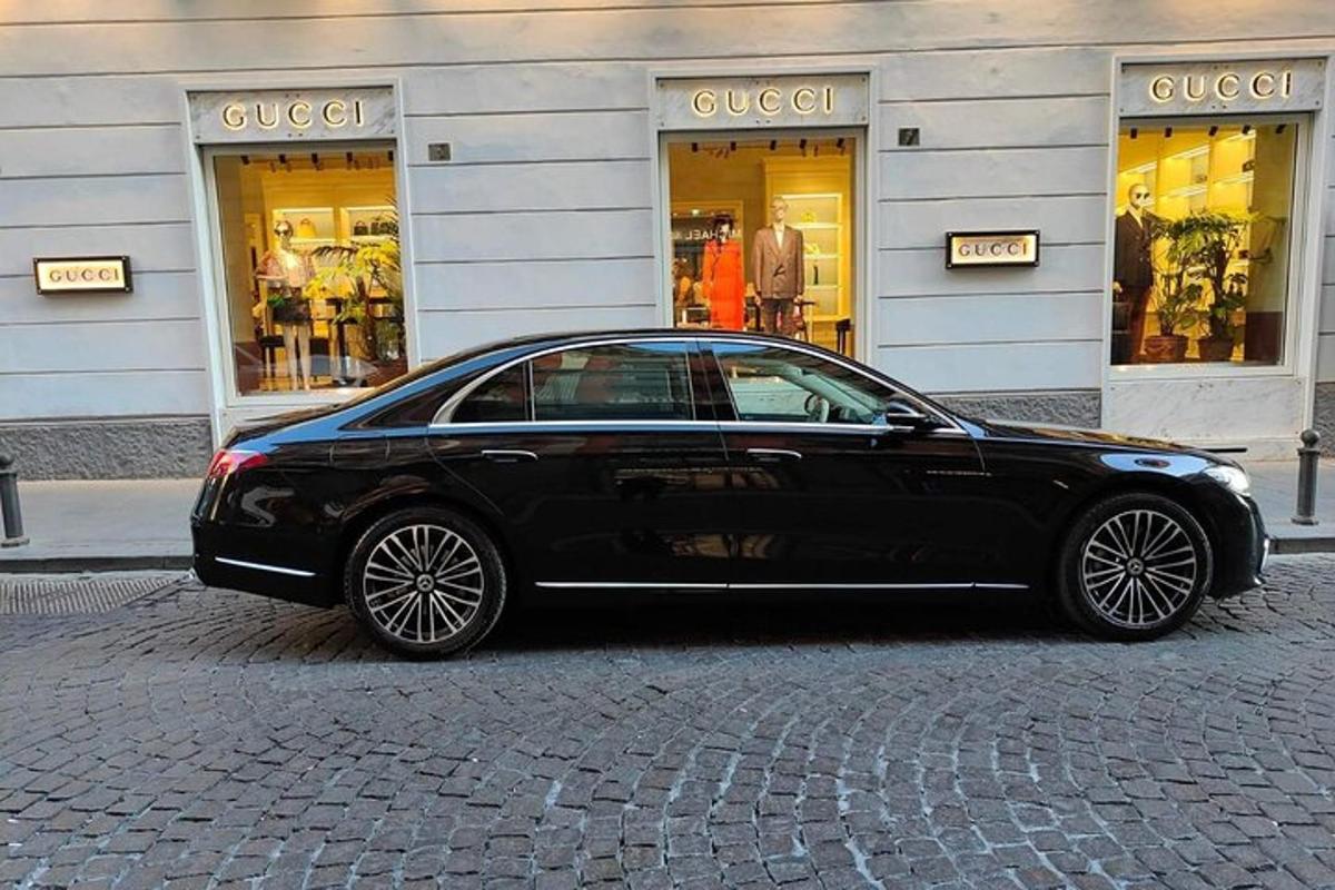 een zwarte auto geparkeerd voor een winkel
