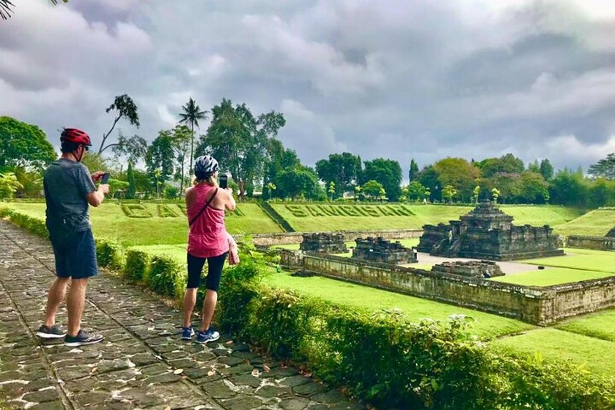 seorang lelaki dan seorang wanita mengambil gambar kuil