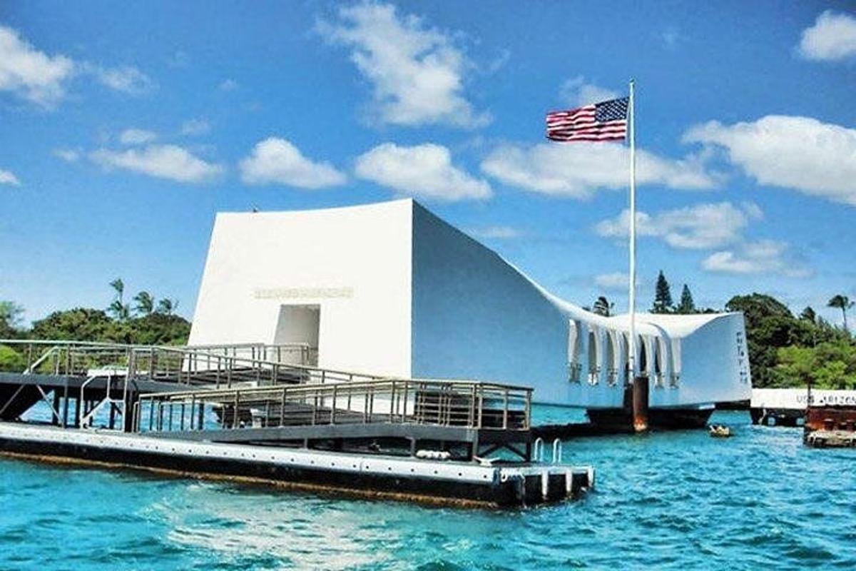 アメリカ国旗が掲げられた水上の建物