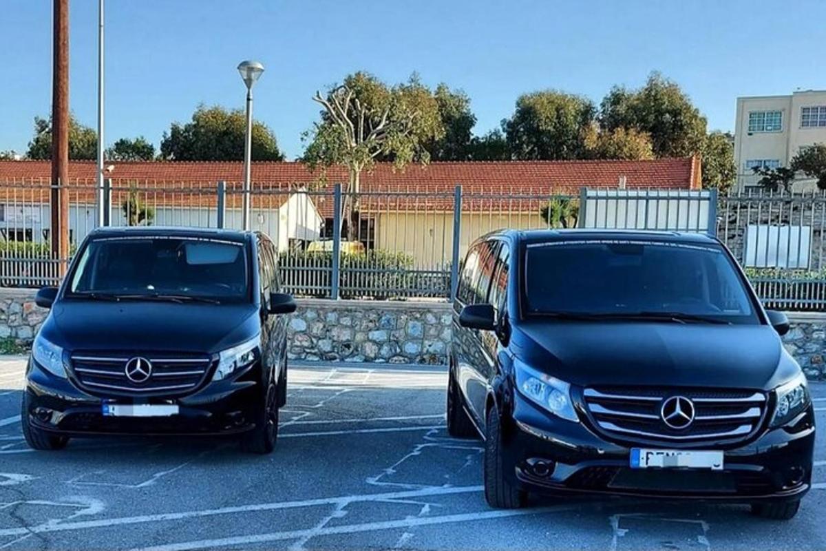 két autó parkolt egymás mellett egy parkolóban