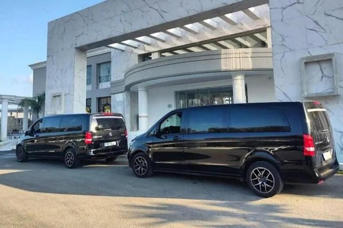 két jármű parkolt egy épület előtti parkolóban